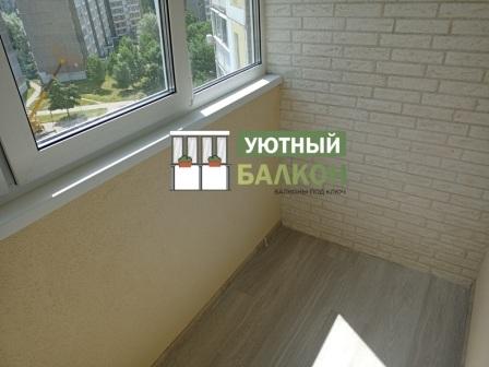 Ремонт балкона с декоративным камнем и со шкафом